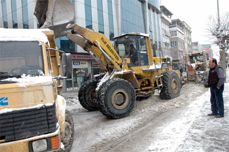 Van'da 2 gündür etkisini sürdüren kar yağışından kareler 26