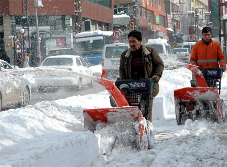 Van'da 2 gündür etkisini sürdüren kar yağışından kareler 3