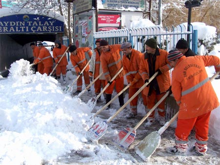 Van'da 2 gündür etkisini sürdüren kar yağışından kareler 9
