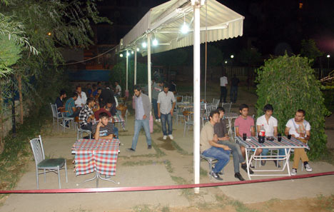 Yüksekova'da iftar sonrası sosyal yaşam - foto - 20-07-2012 15