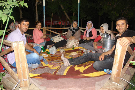 Yüksekova'da iftar sonrası sosyal yaşam - foto - 20-07-2012 3
