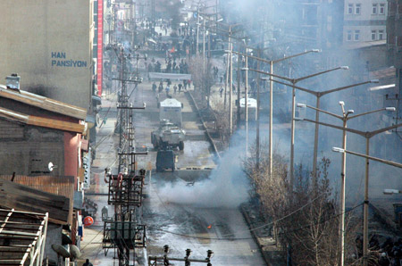 Yüksekova'da 15 Şubat gerginliğinden fotoğraflar - 14-02-2010 12