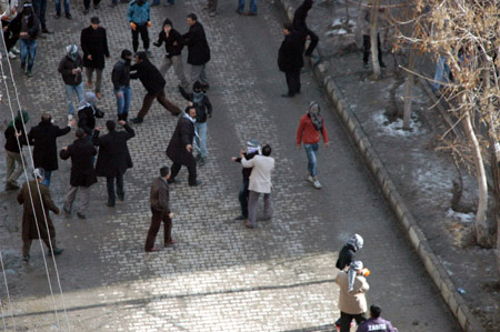 Yüksekova'da 15 Şubat gerginliğinden fotoğraflar - 14-02-2010 31