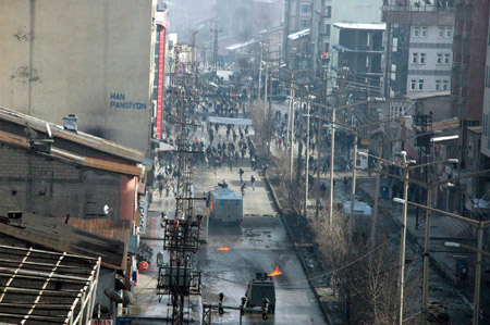 Yüksekova'da 15 Şubat gerginliğinden fotoğraflar - 14-02-2010 40