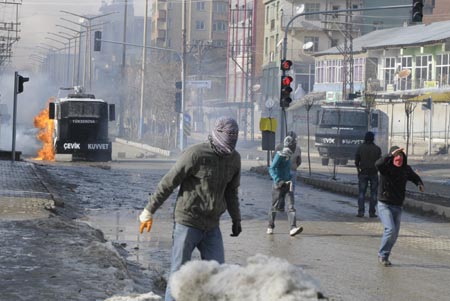 Yüksekova'da 15 Şubat gerginliğinden fotoğraflar - 14-02-2010 54