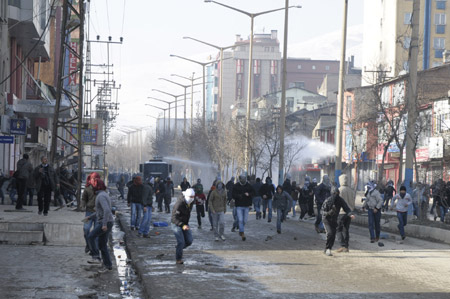 Yüksekova'da 15 Şubat gerginliğinden fotoğraflar - 14-02-2010 60