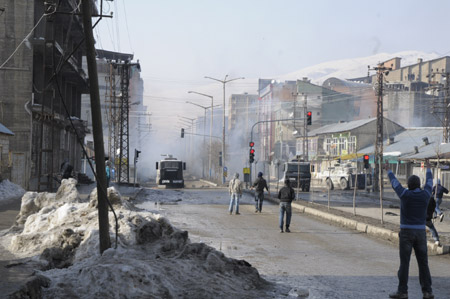 Yüksekova'da 15 Şubat gerginliğinden fotoğraflar - 14-02-2010 64
