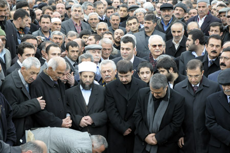 Ahmet Zeydan uğurlandı. 32