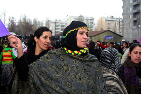 Yüksekova'da 8 Mart şenliğinden kareler / 04-03-2010 104