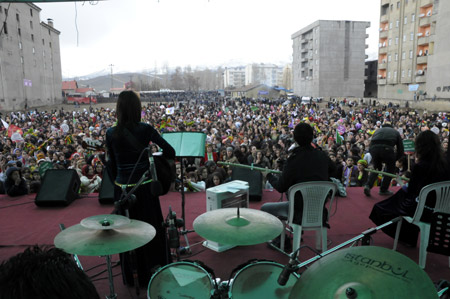 Yüksekova'da 8 Mart şenliğinden kareler / 04-03-2010 49