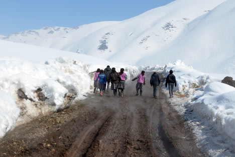 Öğrencilerin çamurlu okul yolu çilesi! 12