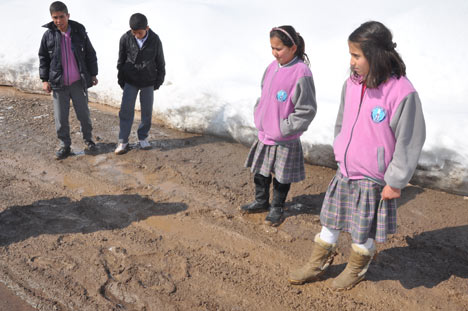 Öğrencilerin çamurlu okul yolu çilesi! 13