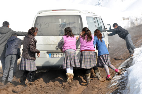 Öğrencilerin çamurlu okul yolu çilesi! 2