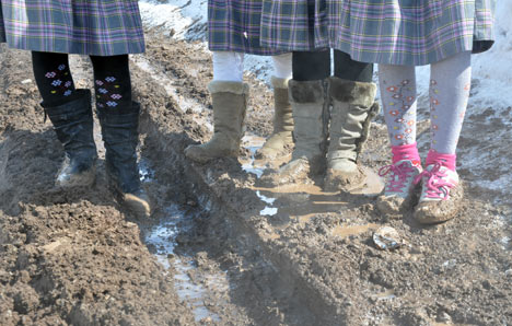 Öğrencilerin çamurlu okul yolu çilesi! 4