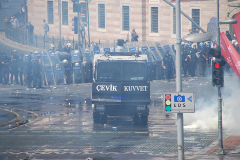 İstanbul'da 1 Mayıs'a müdahale (Foto: DİHA) 17