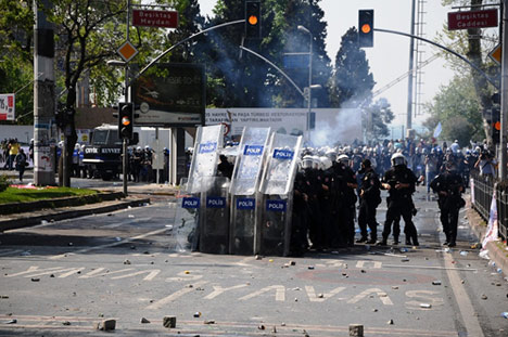 Yaralanan 16 kişi hastaneye kaldırıldı (Foto: DHA) 12