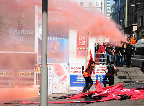 Yaralanan 16 kişi hastaneye kaldırıldı (Foto: DHA) 23