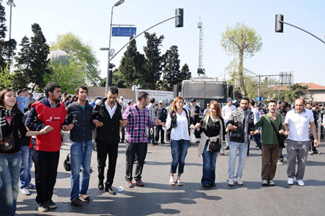 Yaralanan 16 kişi hastaneye kaldırıldı (Foto: DHA) 26