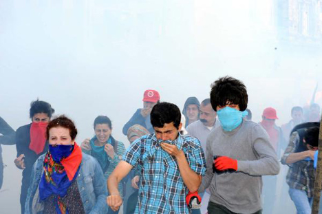 Yaralanan 16 kişi hastaneye kaldırıldı (Foto: DHA) 9