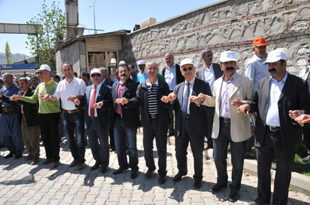 Emekçiler 1 Mayıs'ı halaylarla kutladı 3