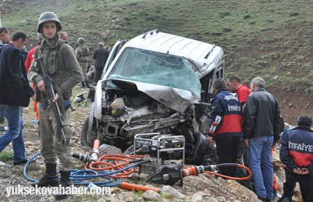 Yüksekova'da trafik kazası: 2 ölü 9