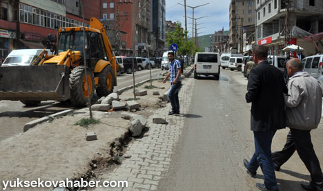 Yüksekova'da yol ve kaldırım çilesi! - video - 24-05-2013 4