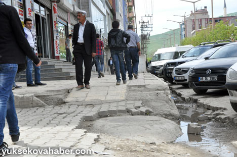 Yüksekova'da yol ve kaldırım çilesi! - video - 24-05-2013 9