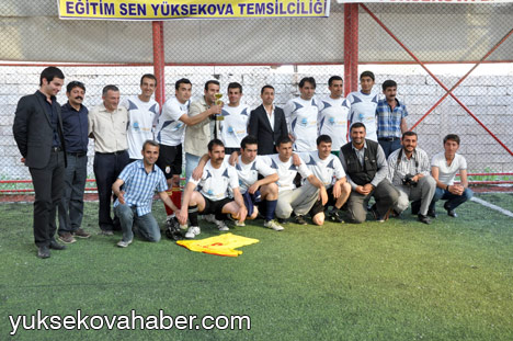 Yüksekova Haber futbol turnuvasının şampiyonu Eğitim-Sen oldu 31