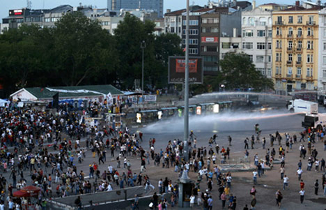 İstanbul'da olaylı geceden kareler 18