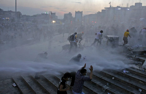 İstanbul'da olaylı geceden kareler 19