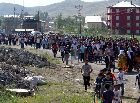 Binlerce kişi karakollara karşı yürüdü 1