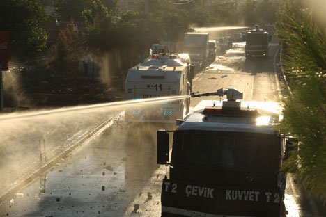 Diyarbakır'da kitleye müdahale 25
