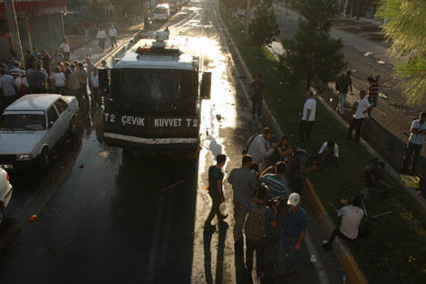 Diyarbakır'da kitleye müdahale 35