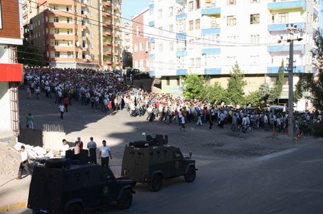 Diyarbakır'da kitleye müdahale 40