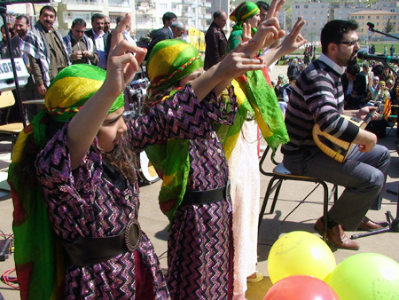 Renklerin Newroz buluşması 144