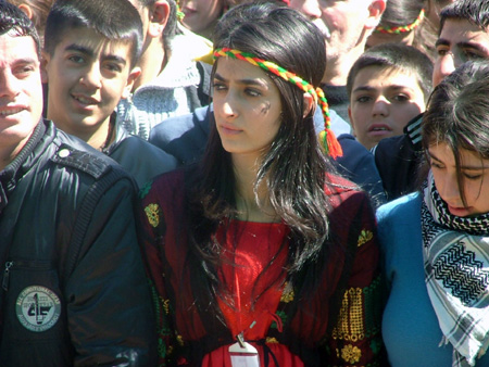 Renklerin Newroz buluşması 75