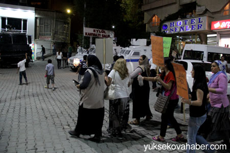 Hakkari'de kadınlardan gürültü eylemi 16