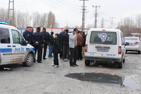 Erciş'te depremzedeler polis zoru ile sokağa atılıyor 3