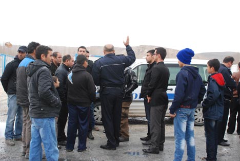 Erciş'te depremzedeler polis zoru ile sokağa atılıyor 4