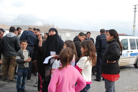 Erciş'te depremzedeler polis zoru ile sokağa atılıyor 6