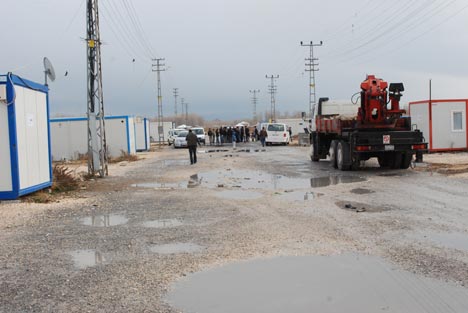 Erciş'te depremzedeler polis zoru ile sokağa atılıyor 8