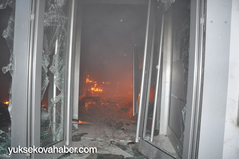 Yüksekova'da banka şubesi ateşe verildi - Fotoğraflar - 08-12-2013 1