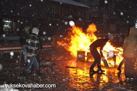 Yüksekova'da banka şubesi ateşe verildi - Fotoğraflar - 08-12-2013 10