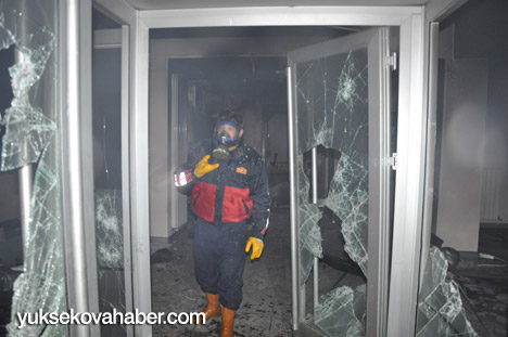 Yüksekova'da banka şubesi ateşe verildi - Fotoğraflar - 08-12-2013 12