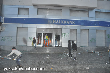 Yüksekova'da banka şubesi ateşe verildi - Fotoğraflar - 08-12-2013 2