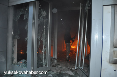 Yüksekova'da banka şubesi ateşe verildi - Fotoğraflar - 08-12-2013 3