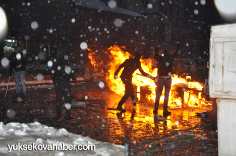 Yüksekova'da banka şubesi ateşe verildi - Fotoğraflar - 08-12-2013 4