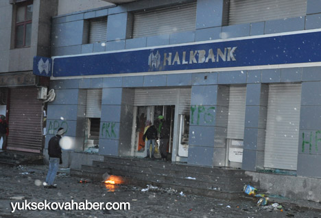 Yüksekova'da banka şubesi ateşe verildi - Fotoğraflar - 08-12-2013 6