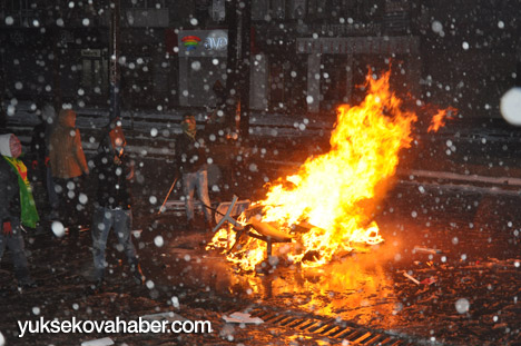 Yüksekova'da banka şubesi ateşe verildi - Fotoğraflar - 08-12-2013 7