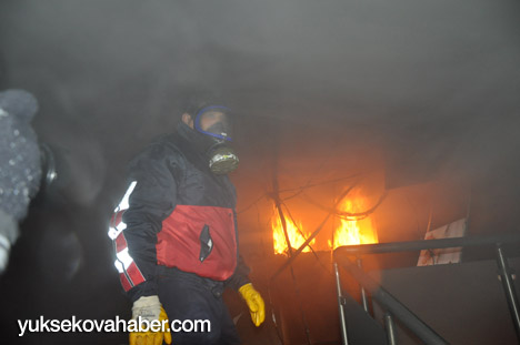 Yüksekova'da banka şubesi ateşe verildi - Fotoğraflar - 08-12-2013 8